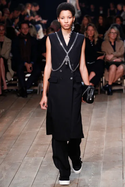 Look 18